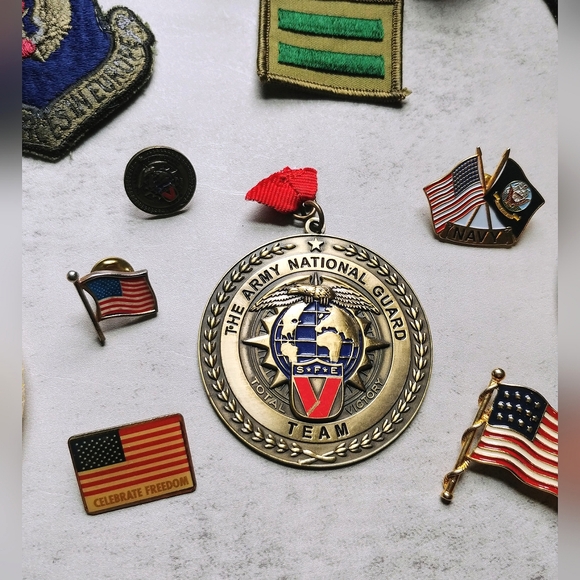 Lot US Military Patriotic Patches, Pins, Medal ~ Air Force Navy Marines Guard - Picture 3 of 8